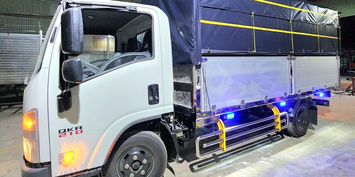 Xe Tải ISUZU QMR77HE4A – 1.990kg Thùng Mui Bạt