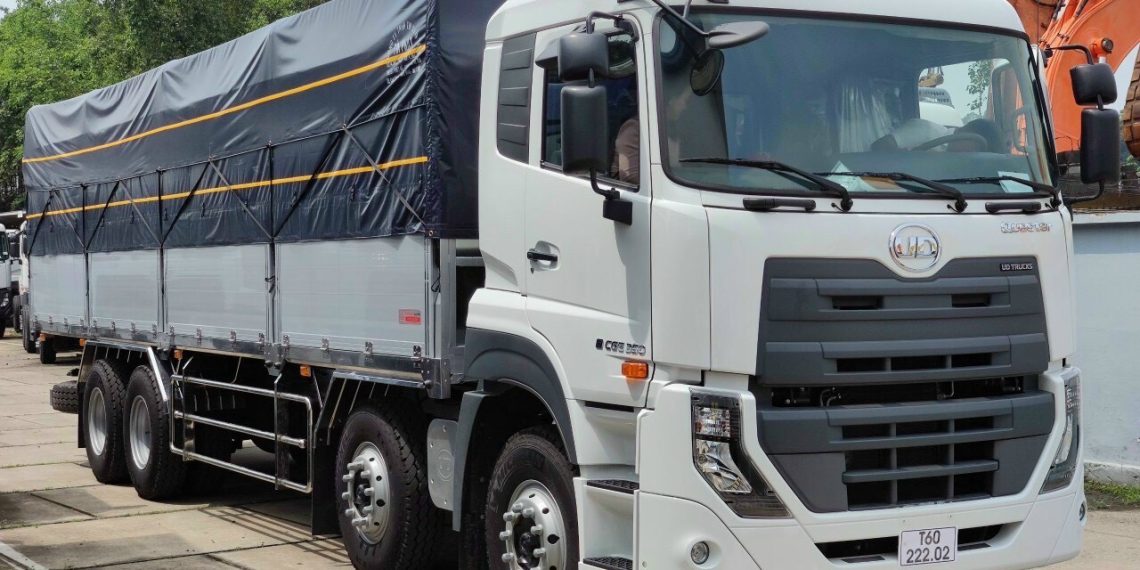 Xe Tải UD CGE350 4 Chân  – 17,5 Tấn – Thùng Mui Bạt