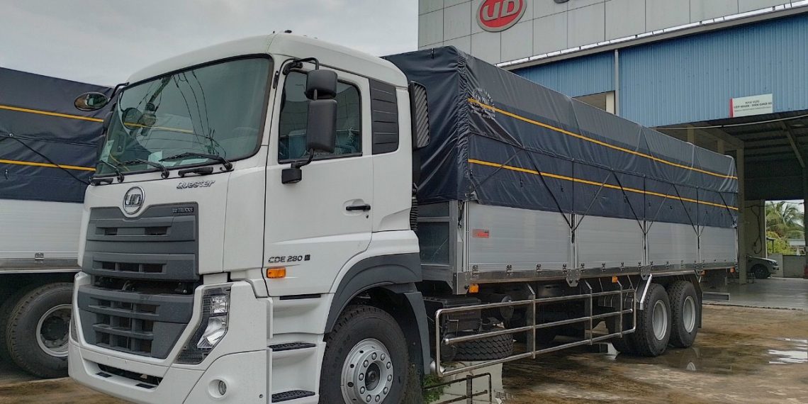 Xe tải UD Quester 280HP 3 Chân – 14.5 Tấn -Thùng Mui Bạt